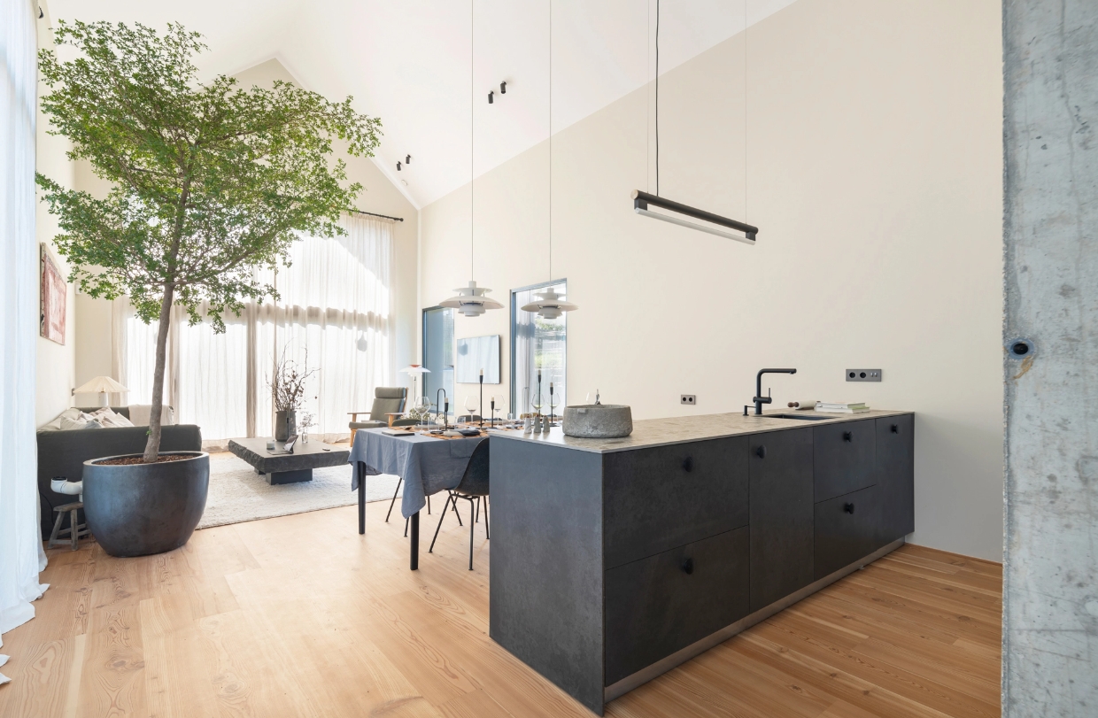 Open space with high ceilings, living room with large interior floor plan, dining room and integrated kitchen.