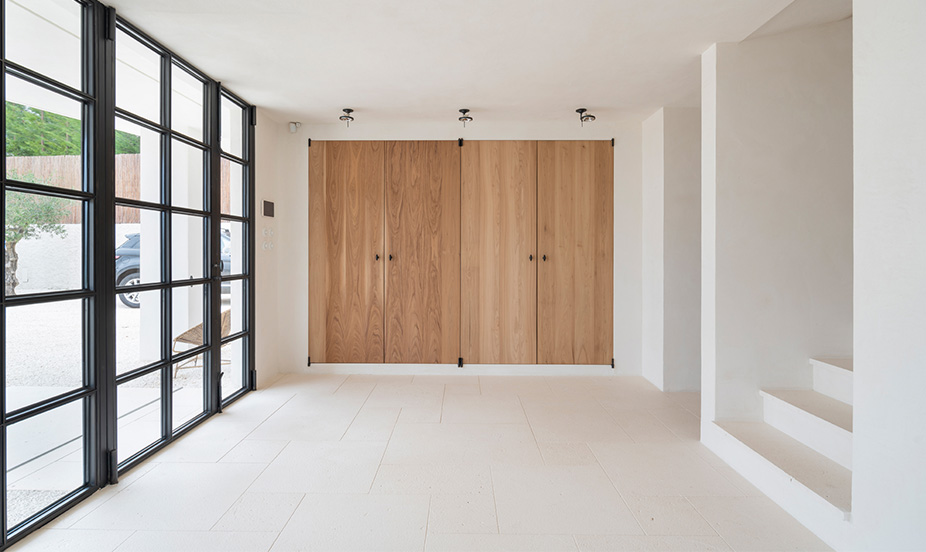 Contemporary entrance with large light porcelain tiles.