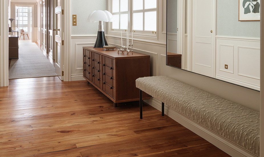 Classic entrance hall decorated with a rich natural wood floor, providing warmth, elegance and a sophisticated air.